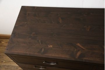 3段重ね桐箪笥を収納棚とローチェストにリメイク!上段・中段は台輪と天板を取り付け重ね収納棚に。引き戸と扉にクリアガラスをはめ込み、衣装盆はスライド式の収納スペースに加工。下段は丸脚の取り付けと、1段目の引き出しを中央で区切り2杯に加工。いずれもヒノキ無垢材の天板を追加。