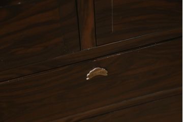3段重ね桐箪笥を収納棚とローチェストにリメイク!上段・中段は台輪と天板を取り付け重ね収納棚に。引き戸と扉にクリアガラスをはめ込み、衣装盆はスライド式の収納スペースに加工。下段は丸脚の取り付けと、1段目の引き出しを中央で区切り2杯に加工。いずれもヒノキ無垢材の天板を追加。