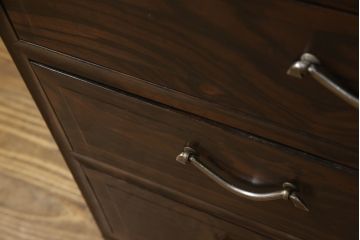3段重ね桐箪笥を収納棚とローチェストにリメイク!上段・中段は台輪と天板を取り付け重ね収納棚に。引き戸と扉にクリアガラスをはめ込み、衣装盆はスライド式の収納スペースに加工。下段は丸脚の取り付けと、1段目の引き出しを中央で区切り2杯に加工。いずれもヒノキ無垢材の天板を追加。