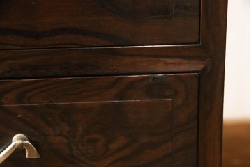 3段重ね桐箪笥を収納棚とローチェストにリメイク!上段・中段は台輪と天板を取り付け重ね収納棚に。引き戸と扉にクリアガラスをはめ込み、衣装盆はスライド式の収納スペースに加工。下段は丸脚の取り付けと、1段目の引き出しを中央で区切り2杯に加工。いずれもヒノキ無垢材の天板を追加。