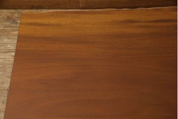 座卓を希望の大きさにリメイク!正方形の天板になるようリサイズし、脚を移設。切断面は本体の色に合わせて着色仕上げ。