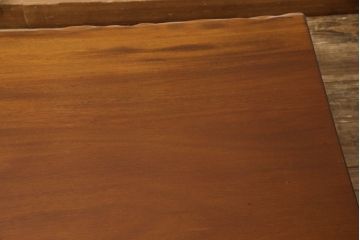 座卓を希望の大きさにリメイク!正方形の天板になるようリサイズし、脚を移設。切断面は本体の色に合わせて着色仕上げ。