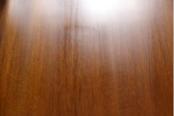 座卓を希望の大きさにリメイク!正方形の天板になるようリサイズし、脚を移設。切断面は本体の色に合わせて着色仕上げ。