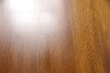 座卓を希望の大きさにリメイク!正方形の天板になるようリサイズし、脚を移設。切断面は本体の色に合わせて着色仕上げ。