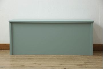 収納ベンチをリメイク!奥行きを小さくリサイズし、強度を確保。天板下に収納を設け、ブルーグレーにペイント仕上げ。