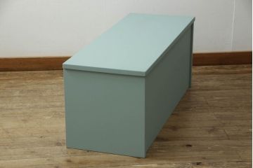 収納ベンチをリメイク!奥行きを小さくリサイズし、強度を確保。天板下に収納を設け、ブルーグレーにペイント仕上げ。
