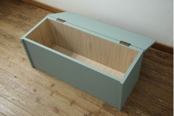 収納ベンチをリメイク!奥行きを小さくリサイズし、強度を確保。天板下に収納を設け、ブルーグレーにペイント仕上げ。