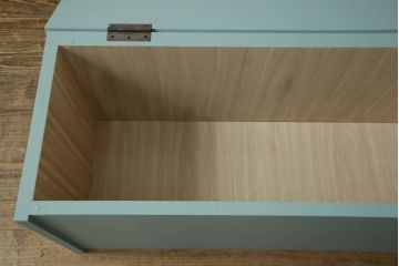 収納ベンチをリメイク!奥行きを小さくリサイズし、強度を確保。天板下に収納を設け、ブルーグレーにペイント仕上げ。