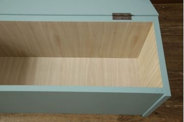 収納ベンチをリメイク!奥行きを小さくリサイズし、強度を確保。天板下に収納を設け、ブルーグレーにペイント仕上げ。