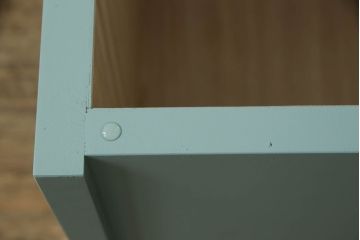 収納ベンチをリメイク!奥行きを小さくリサイズし、強度を確保。天板下に収納を設け、ブルーグレーにペイント仕上げ。