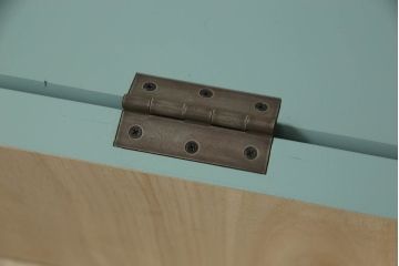 収納ベンチをリメイク!奥行きを小さくリサイズし、強度を確保。天板下に収納を設け、ブルーグレーにペイント仕上げ。