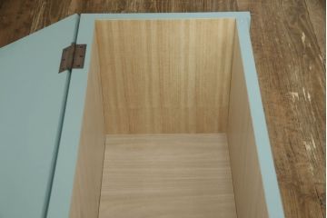 収納ベンチをリメイク!奥行きを小さくリサイズし、強度を確保。天板下に収納を設け、ブルーグレーにペイント仕上げ。