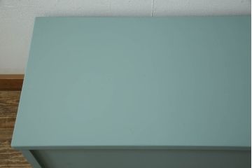 収納ベンチをリメイク!奥行きを小さくリサイズし、強度を確保。天板下に収納を設け、ブルーグレーにペイント仕上げ。