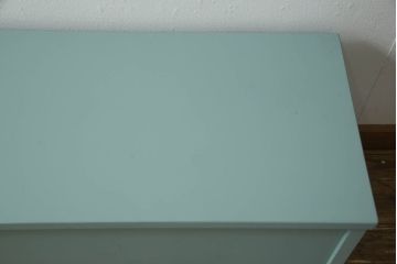 収納ベンチをリメイク!奥行きを小さくリサイズし、強度を確保。天板下に収納を設け、ブルーグレーにペイント仕上げ。