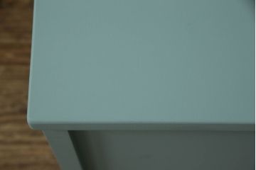 収納ベンチをリメイク!奥行きを小さくリサイズし、強度を確保。天板下に収納を設け、ブルーグレーにペイント仕上げ。