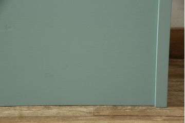 収納ベンチをリメイク!奥行きを小さくリサイズし、強度を確保。天板下に収納を設け、ブルーグレーにペイント仕上げ。