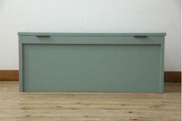 収納ベンチをリメイク!奥行きを小さくリサイズし、強度を確保。天板下に収納を設け、ブルーグレーにペイント仕上げ。