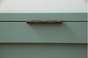 収納ベンチをリメイク!奥行きを小さくリサイズし、強度を確保。天板下に収納を設け、ブルーグレーにペイント仕上げ。