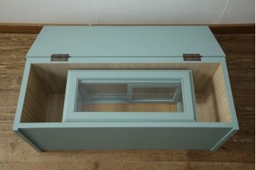 収納ベンチをリメイク!奥行きを小さくリサイズし、強度を確保。天板下に収納を設け、ブルーグレーにペイント仕上げ。