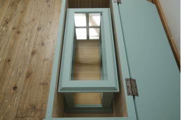 収納ベンチをリメイク!奥行きを小さくリサイズし、強度を確保。天板下に収納を設け、ブルーグレーにペイント仕上げ。