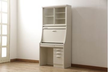 デスクをペイントリメイク!高品質リペアを施し、鍵をシリンダー錠に交換。アンティークホワイトにペイント仕上げ。