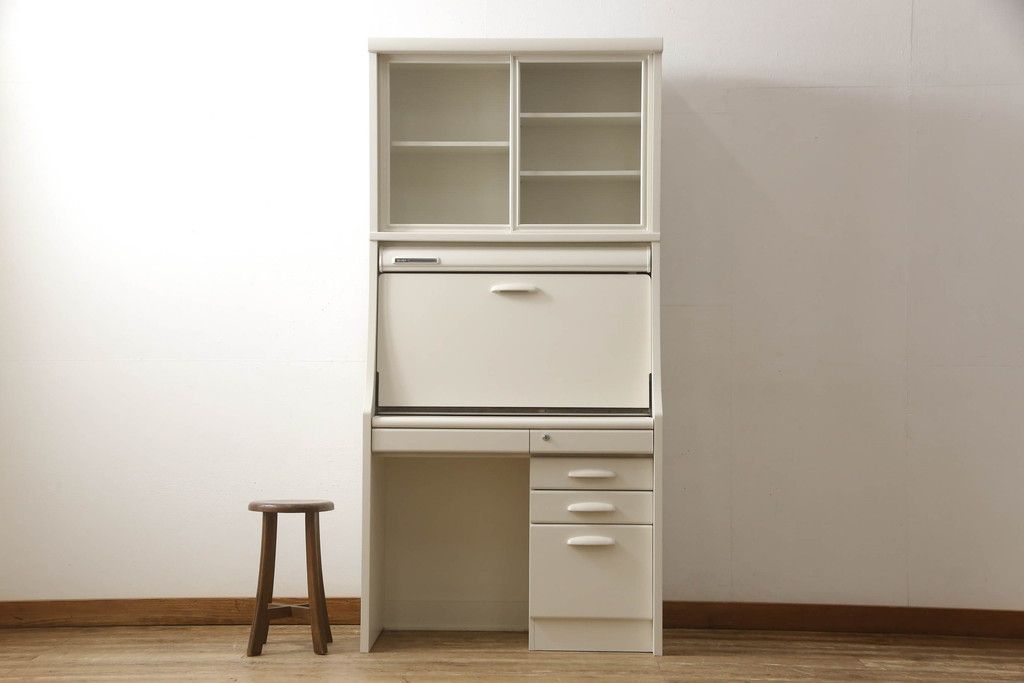 デスクをペイントリメイク!高品質リペアを施し、鍵をシリンダー錠に交換。アンティークホワイトにペイント仕上げ。