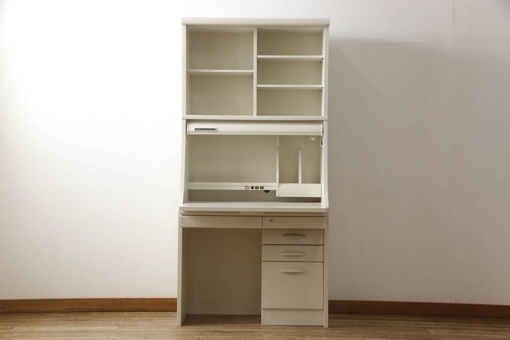 デスクをペイントリメイク!高品質リペアを施し、鍵をシリンダー錠に交換。アンティークホワイトにペイント仕上げ。