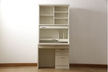 デスクをペイントリメイク!高品質リペアを施し、鍵をシリンダー錠に交換。アンティークホワイトにペイント仕上げ。