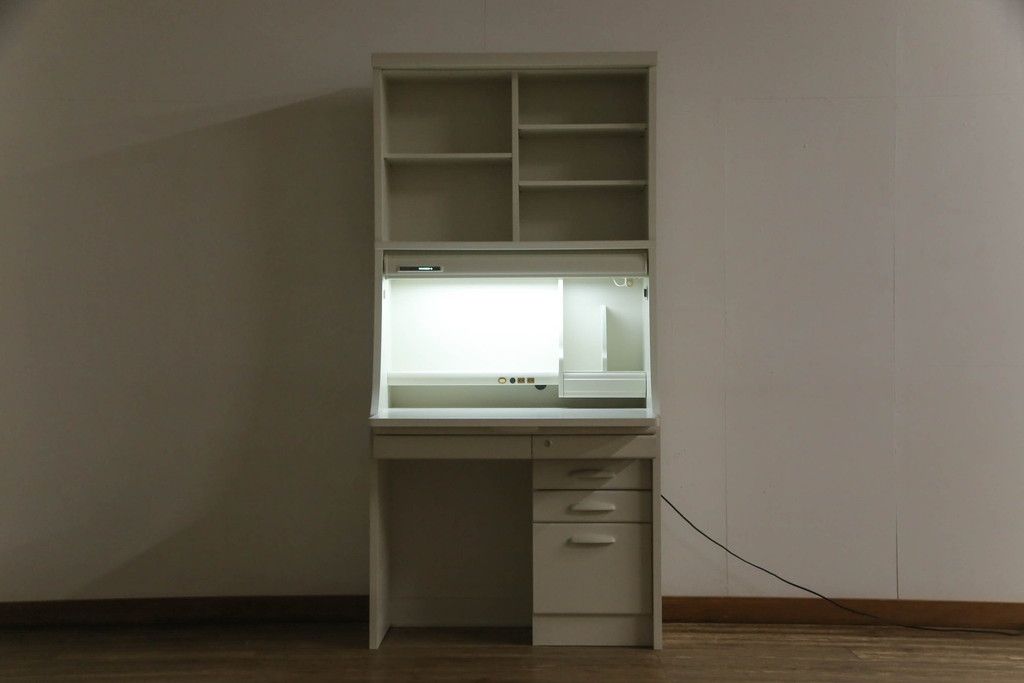 デスクをペイントリメイク!高品質リペアを施し、鍵をシリンダー錠に交換。アンティークホワイトにペイント仕上げ。