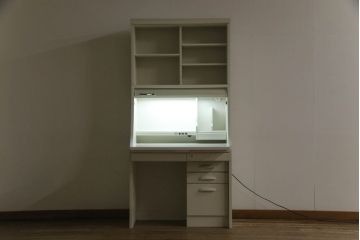 デスクをペイントリメイク!高品質リペアを施し、鍵をシリンダー錠に交換。アンティークホワイトにペイント仕上げ。