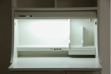 デスクをペイントリメイク!高品質リペアを施し、鍵をシリンダー錠に交換。アンティークホワイトにペイント仕上げ。