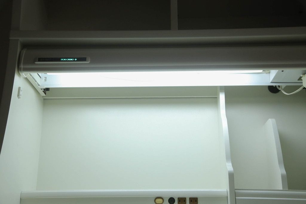 デスクをペイントリメイク!高品質リペアを施し、鍵をシリンダー錠に交換。アンティークホワイトにペイント仕上げ。