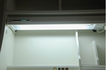 デスクをペイントリメイク!高品質リペアを施し、鍵をシリンダー錠に交換。アンティークホワイトにペイント仕上げ。