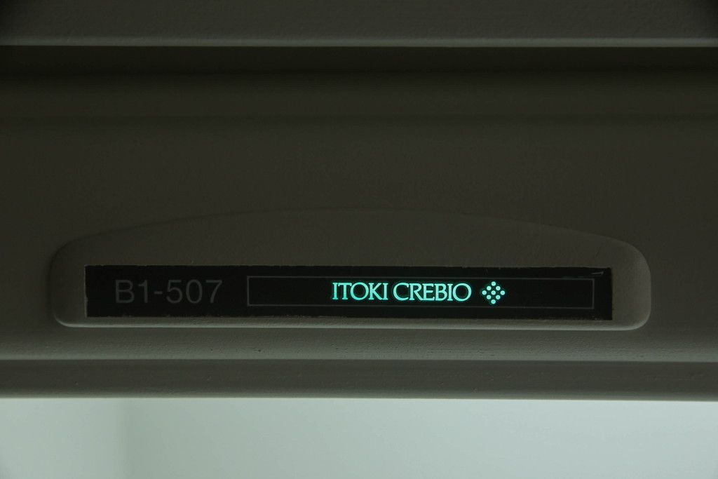 デスクをペイントリメイク!高品質リペアを施し、鍵をシリンダー錠に交換。アンティークホワイトにペイント仕上げ。