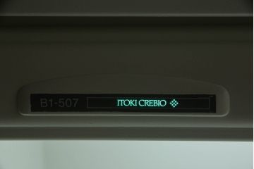 デスクをペイントリメイク!高品質リペアを施し、鍵をシリンダー錠に交換。アンティークホワイトにペイント仕上げ。