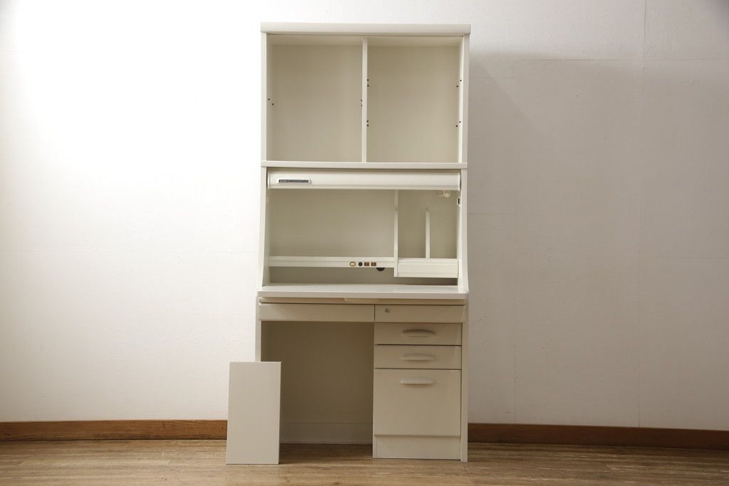 デスクをペイントリメイク!高品質リペアを施し、鍵をシリンダー錠に交換。アンティークホワイトにペイント仕上げ。