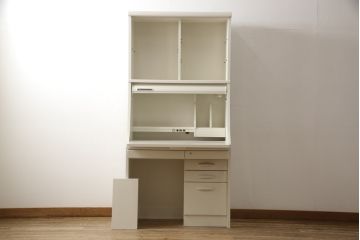 デスクをペイントリメイク!高品質リペアを施し、鍵をシリンダー錠に交換。アンティークホワイトにペイント仕上げ。