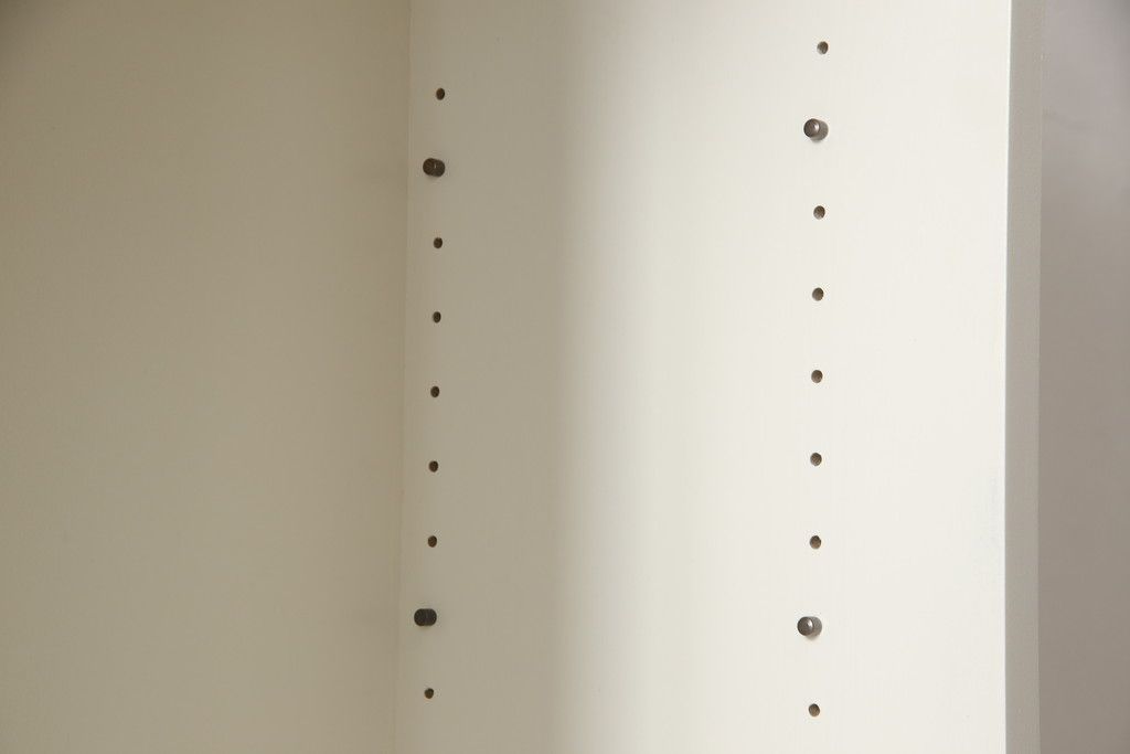 デスクをペイントリメイク!高品質リペアを施し、鍵をシリンダー錠に交換。アンティークホワイトにペイント仕上げ。