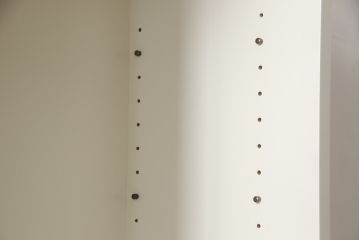 デスクをペイントリメイク!高品質リペアを施し、鍵をシリンダー錠に交換。アンティークホワイトにペイント仕上げ。