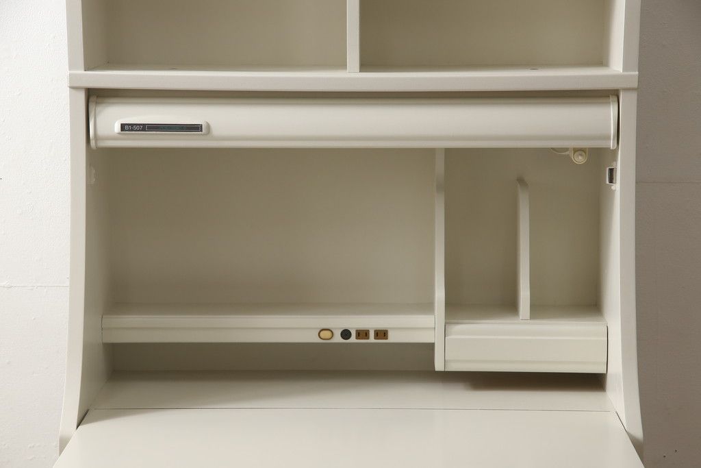 デスクをペイントリメイク!高品質リペアを施し、鍵をシリンダー錠に交換。アンティークホワイトにペイント仕上げ。