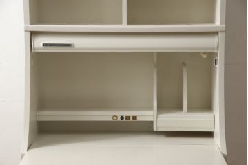 デスクをペイントリメイク!高品質リペアを施し、鍵をシリンダー錠に交換。アンティークホワイトにペイント仕上げ。