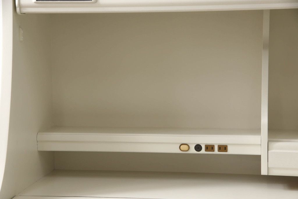 デスクをペイントリメイク!高品質リペアを施し、鍵をシリンダー錠に交換。アンティークホワイトにペイント仕上げ。