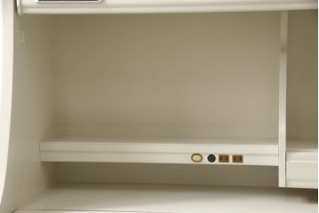 デスクをペイントリメイク!高品質リペアを施し、鍵をシリンダー錠に交換。アンティークホワイトにペイント仕上げ。