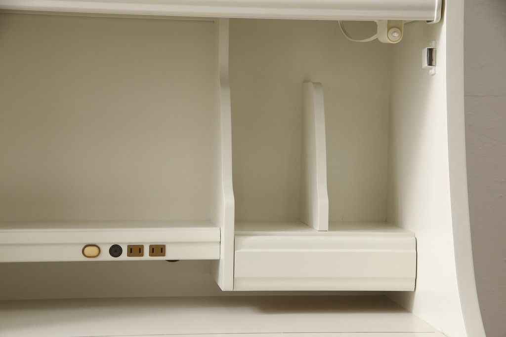 デスクをペイントリメイク!高品質リペアを施し、鍵をシリンダー錠に交換。アンティークホワイトにペイント仕上げ。