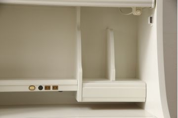 デスクをペイントリメイク!高品質リペアを施し、鍵をシリンダー錠に交換。アンティークホワイトにペイント仕上げ。