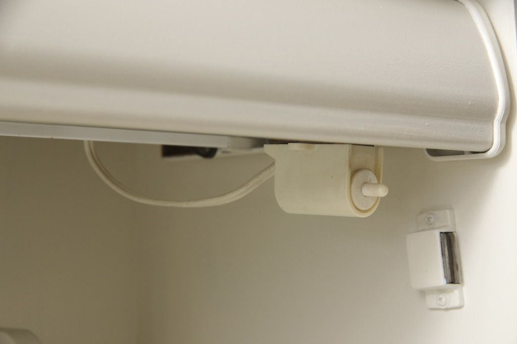 デスクをペイントリメイク!高品質リペアを施し、鍵をシリンダー錠に交換。アンティークホワイトにペイント仕上げ。