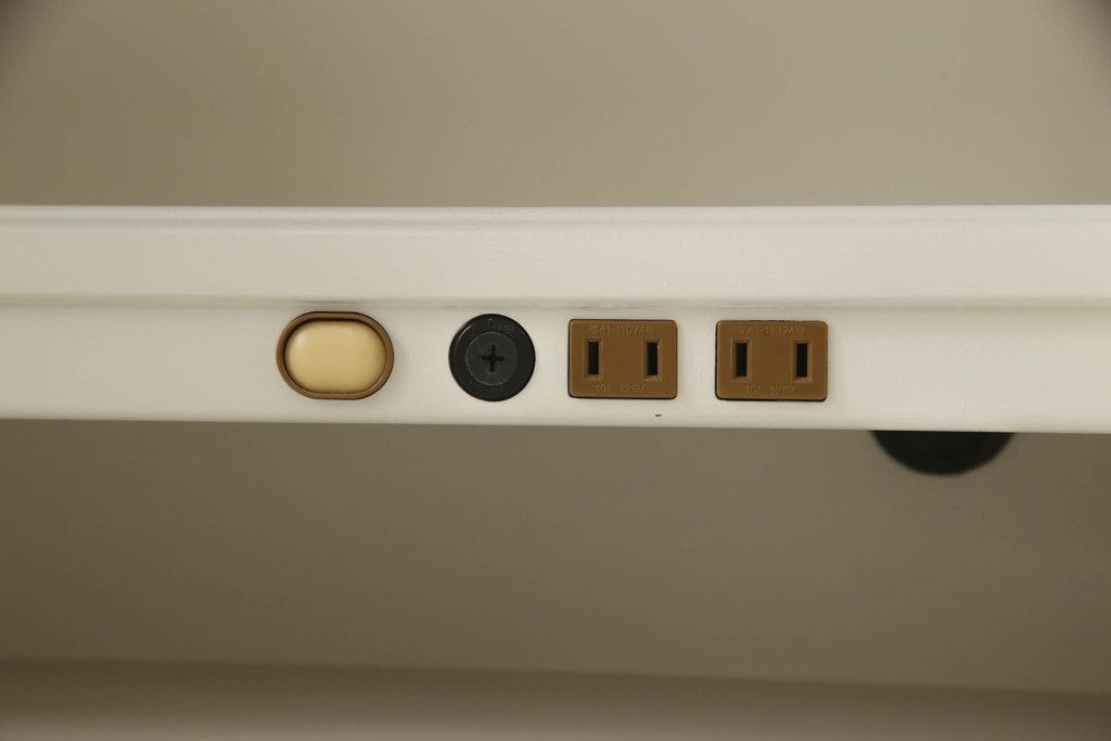 デスクをペイントリメイク!高品質リペアを施し、鍵をシリンダー錠に交換。アンティークホワイトにペイント仕上げ。