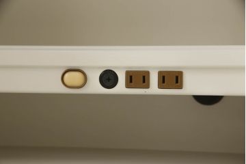 デスクをペイントリメイク!高品質リペアを施し、鍵をシリンダー錠に交換。アンティークホワイトにペイント仕上げ。