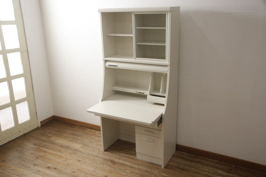 デスクをペイントリメイク!高品質リペアを施し、鍵をシリンダー錠に交換。アンティークホワイトにペイント仕上げ。