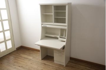 デスクをペイントリメイク!高品質リペアを施し、鍵をシリンダー錠に交換。アンティークホワイトにペイント仕上げ。